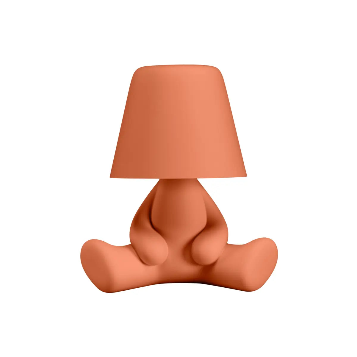 Lampada color terracotta a forma di personaggio stilizzato seduto a gambe aperte con la testa a paralume
