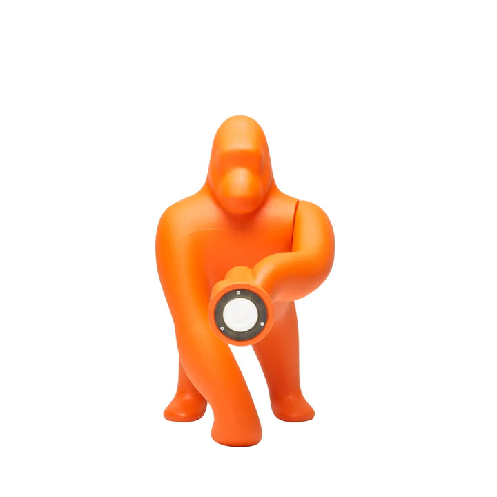 Lampada arancione a forma di King Kong con un braccio esteso che sorregge una torcia profilo frontale