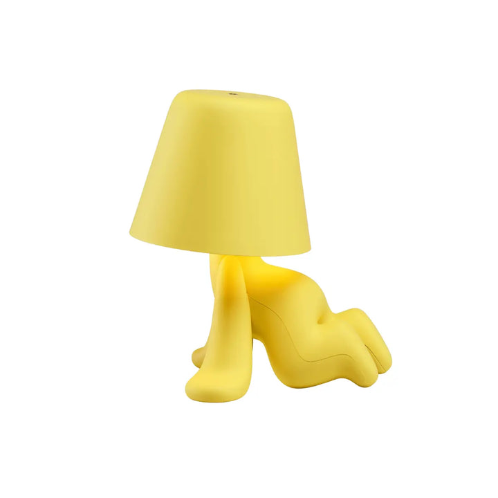 Lampada gialla con struttura a forma di personaggio a gattoni con la testa a forma di paralume
