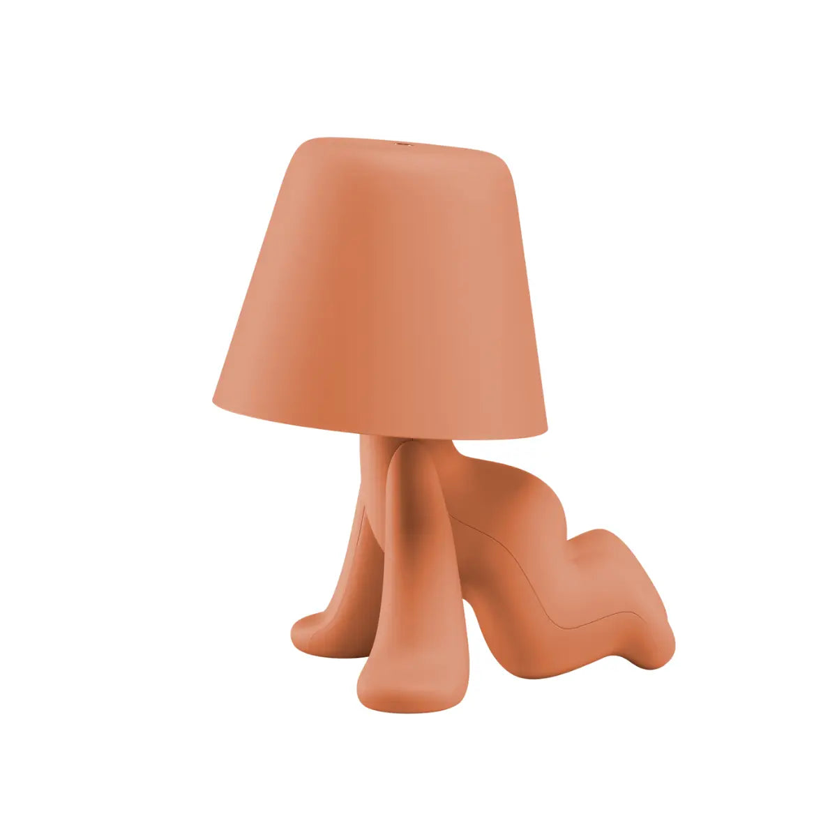 Lampada color terracotta a forma di personaggio stilizzato a gattoni con la testa a paralume