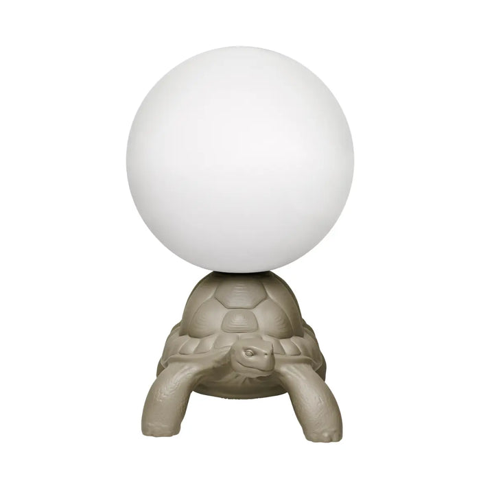 Lampada da terra a forma di tartaruga grigia con sfera luminosa sul carapace Qeeboo visione frontale