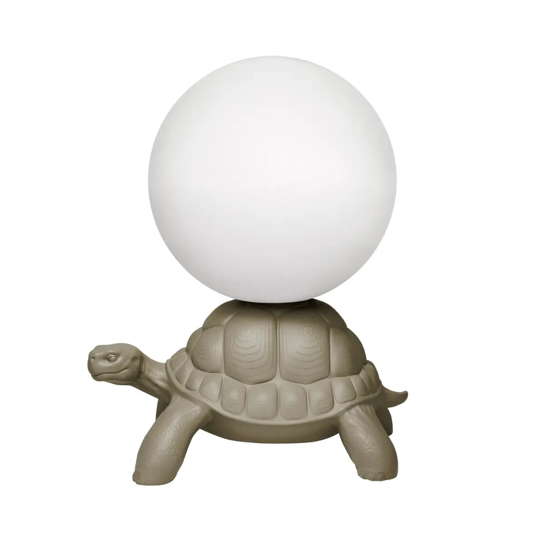 Lampada da terra a forma di tartaruga grigia con sfera luminosa sul carapace Qeeboo profilo