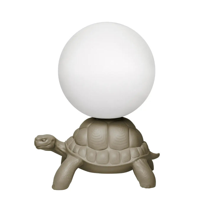 Lampada da terra a forma di tartaruga grigia con sfera luminosa sul carapace Qeeboo profilo