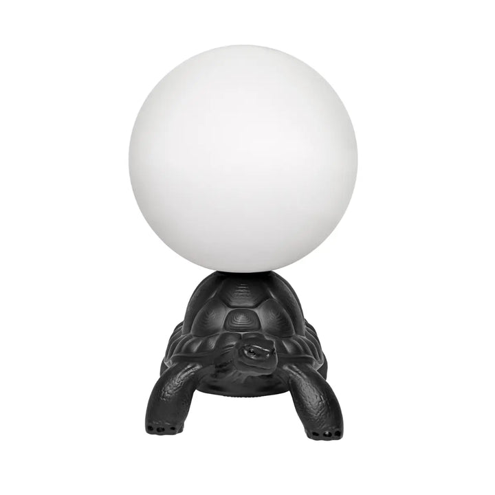 Lampada da terra a forma di tartaruga nera con sfera luminosa sul carapace Qeeboo visione frontale
