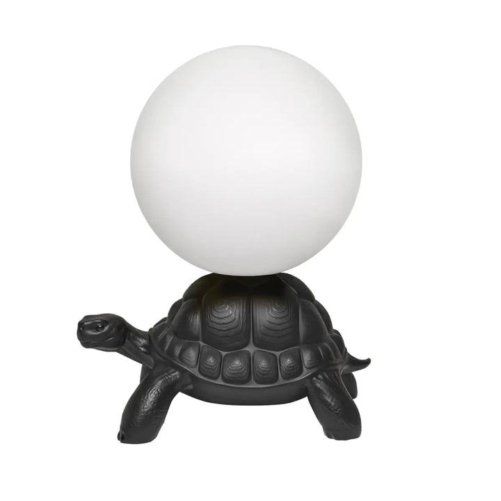 Lampada da terra a forma di tartaruga nera con sfera luminosa sul carapace Qeeboo visione laterale