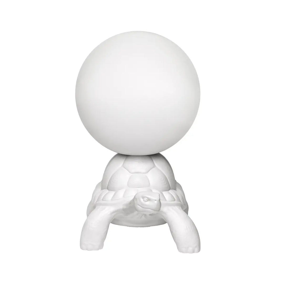 Lampada da terra a forma di tartaruga bianca con sfera luminosa sul carapace Qeeboo.