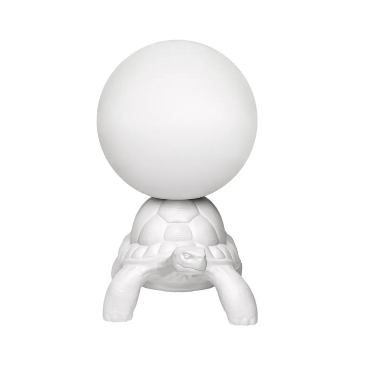 Lampada da terra a forma di tartaruga bianca con sfera luminosa sul carapace Qeeboo.