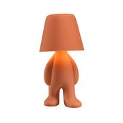 Lampada color terracotta a forma di personaggio stilizzato, con la testa a paralume