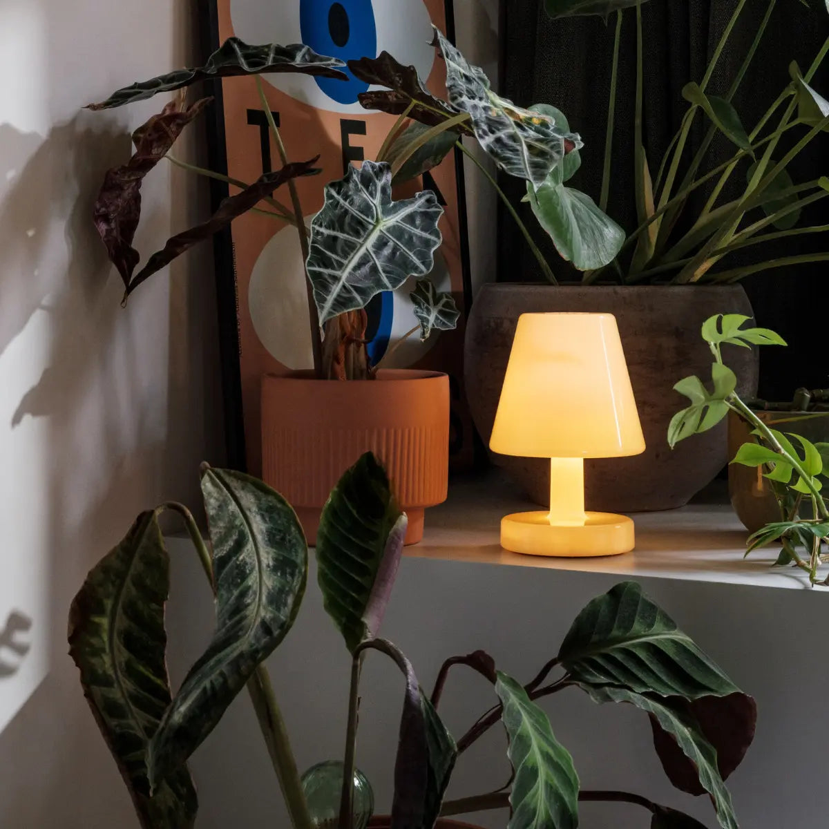 Lampada da tavolo Ambiance di Fatboy lucida color arancione pastello da interno  ambientata su un tavolo