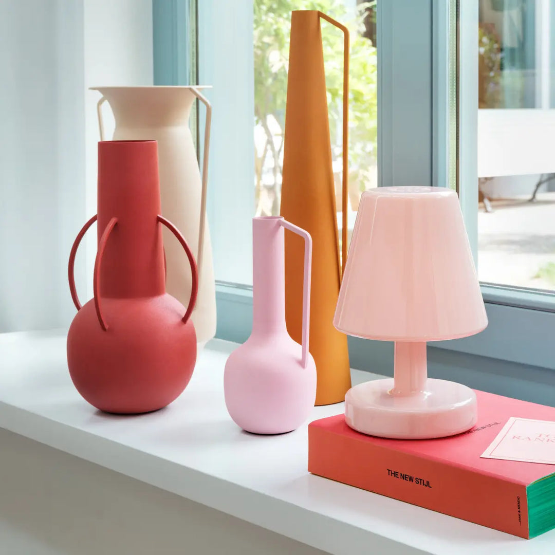 Lampada da tavolo Ambiance di Fatboy lucida color rosa pastello da interno ambientata su un davanzale