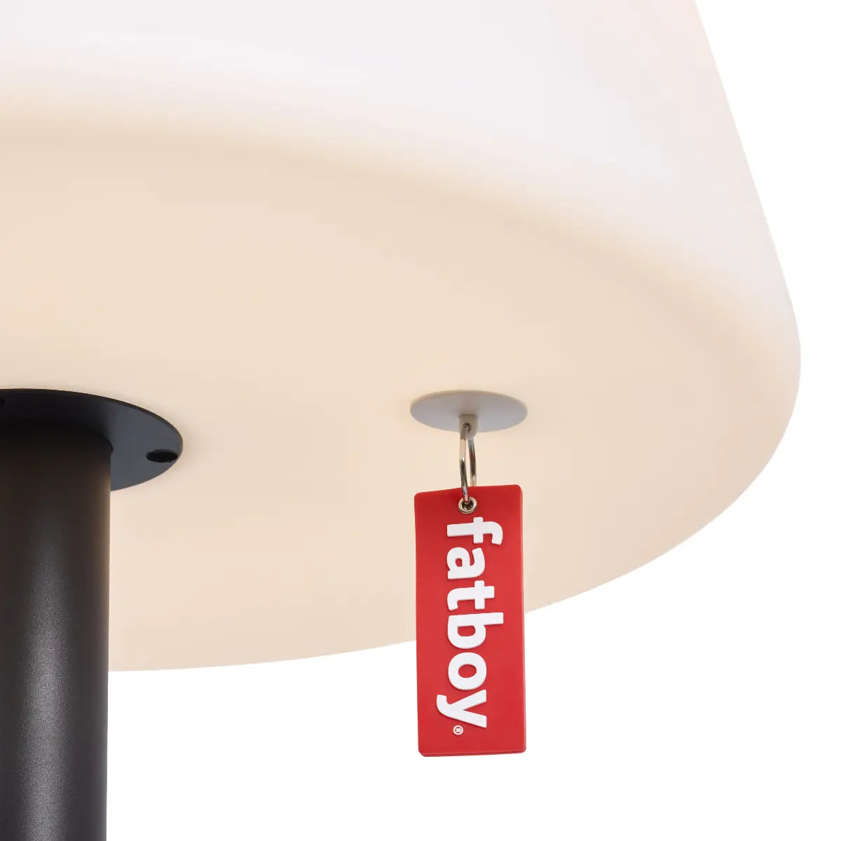 Lampada da terra con paralume bianco e stelo grigio, dettaglio logo interruttore Fatboy.