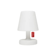 Lampada Edison The Petit di Fatboy bianca con dettaglio rosso.