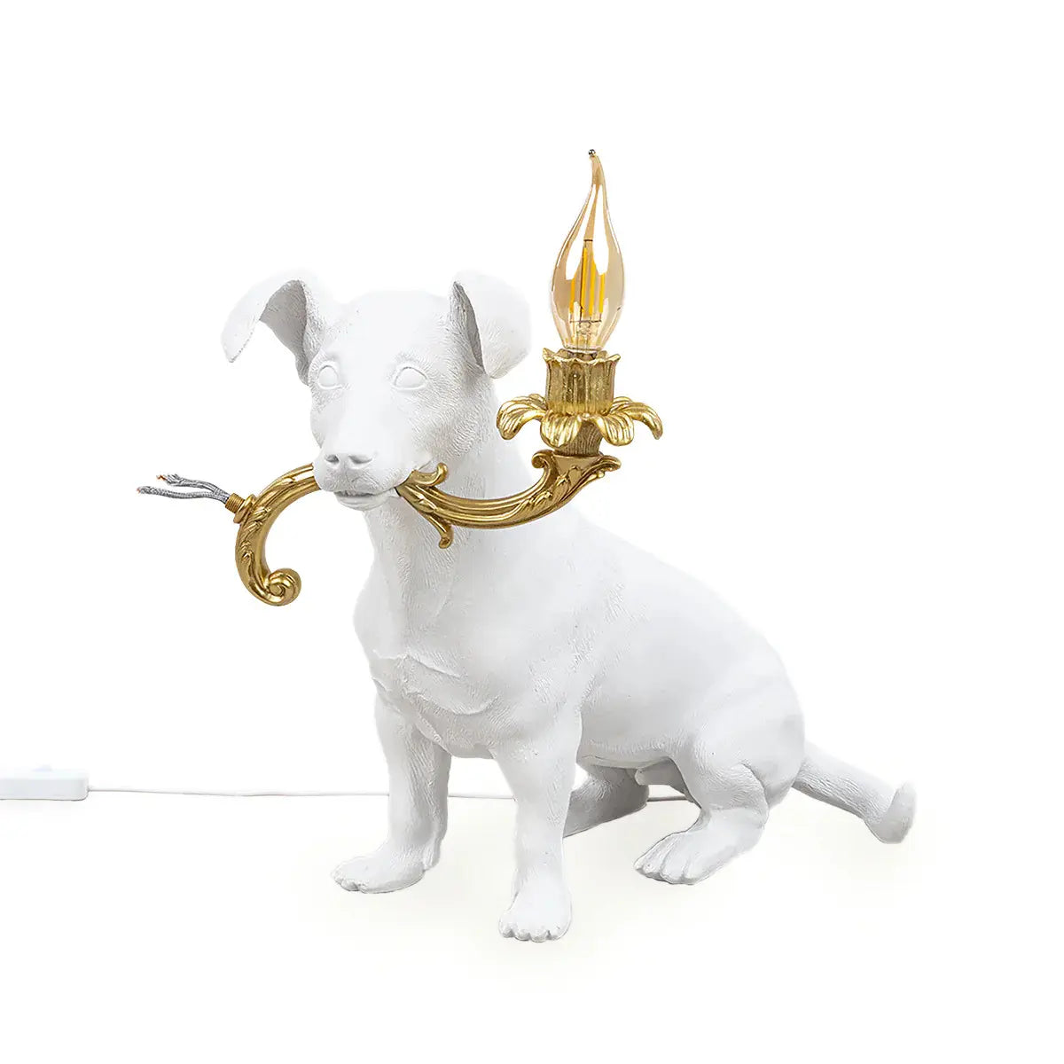 Lampada in resina bianca di un cane che tiene in bocca un pezzo di lampadario con lampadina che si illumina. Sfondo bianco 