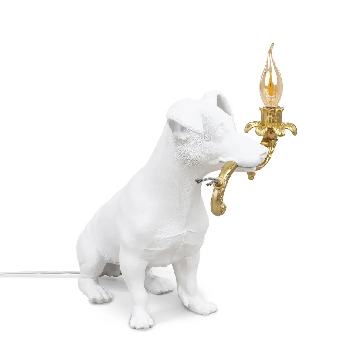 Lampada in resina bianca di un cane che tiene in bocca un pezzo di lampadario con lampadina che si illumina. Sfondo bianco 