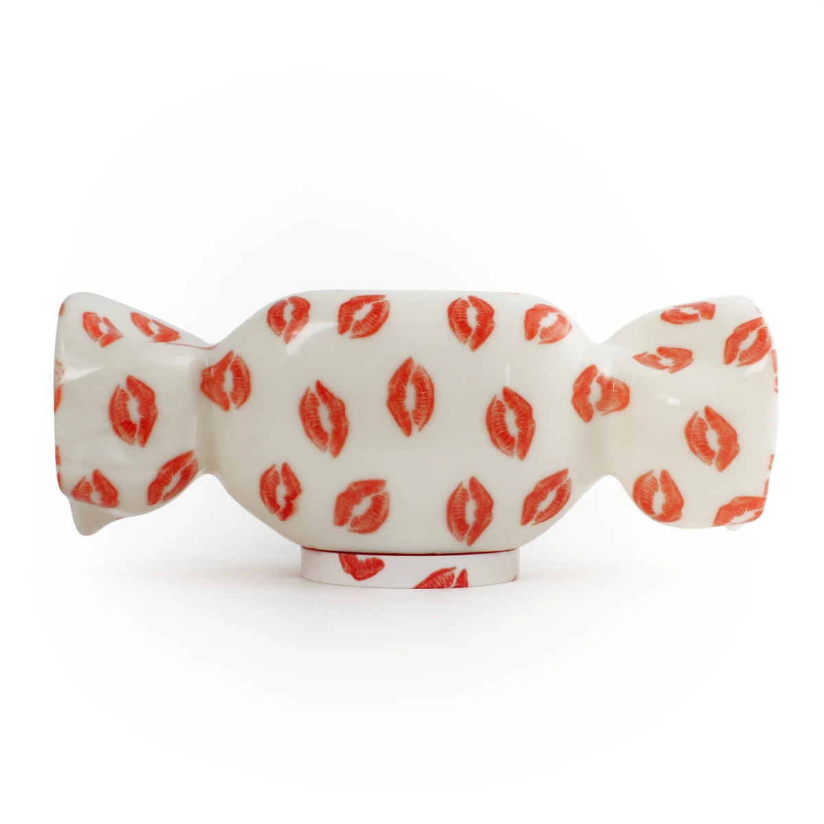 Lampada da tavolo a forma di caramella bianca con labbra rosse. Base per ricarica. Sfondo bianco