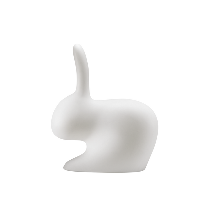 lampada bianca a forma di coniglio , vista di lato su sfondo bianco 