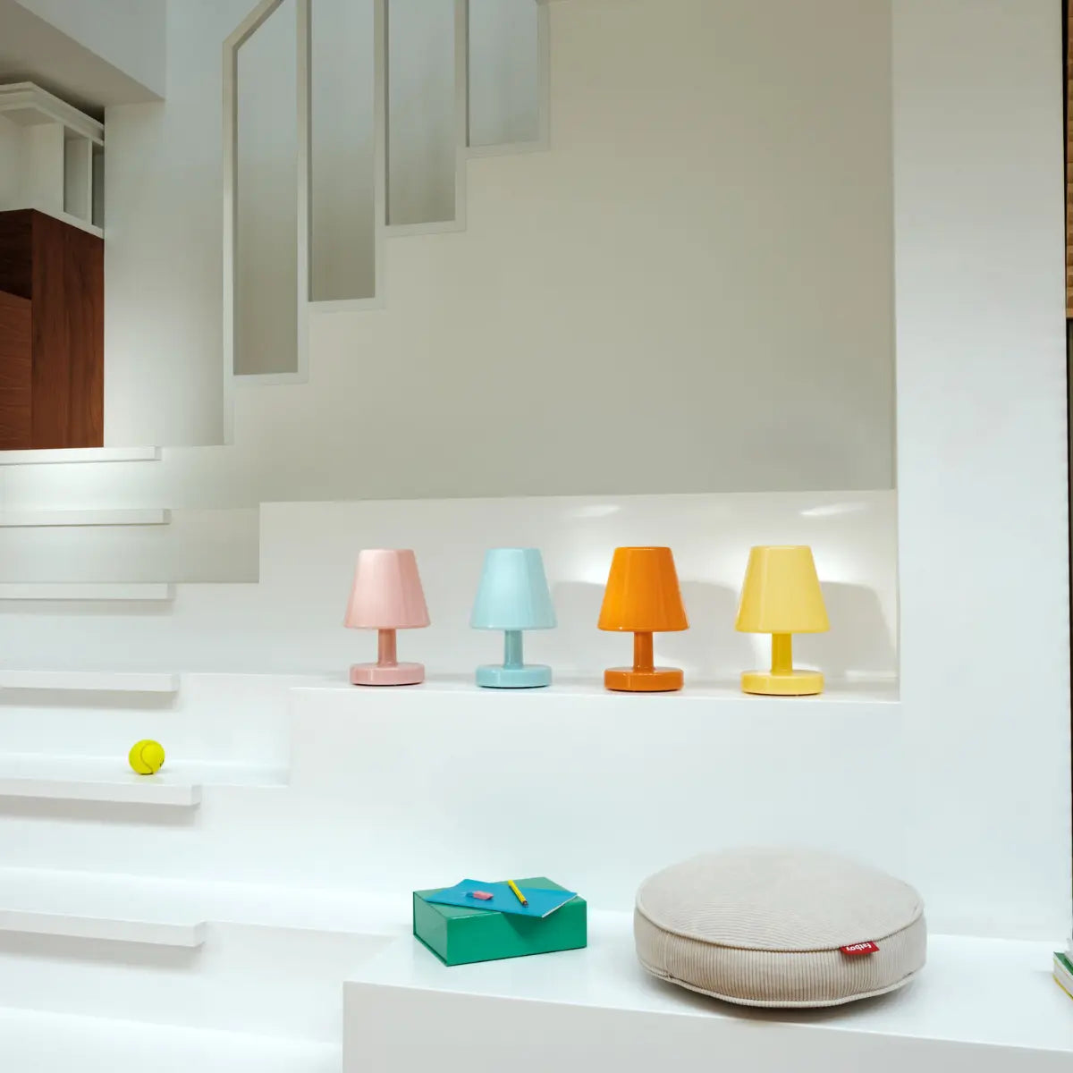 Varie colorazione della lampada da tavolo Ambiance di Fatboy lucida da interno: giallo, azzurro, rosa e arancione