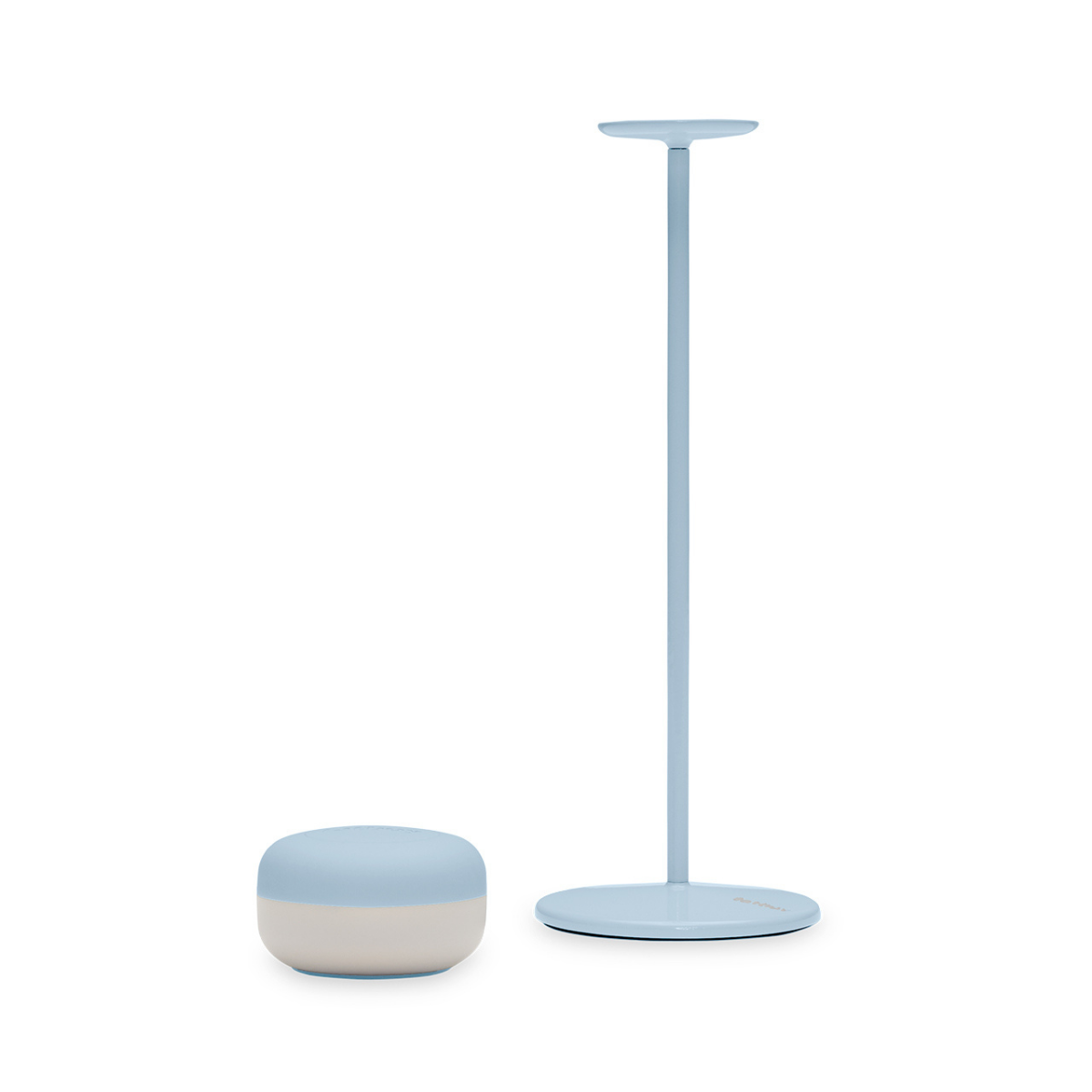 Lampada azzurra con stelo e lampadina dimerabile staccata. Immagine su sfondo bianco