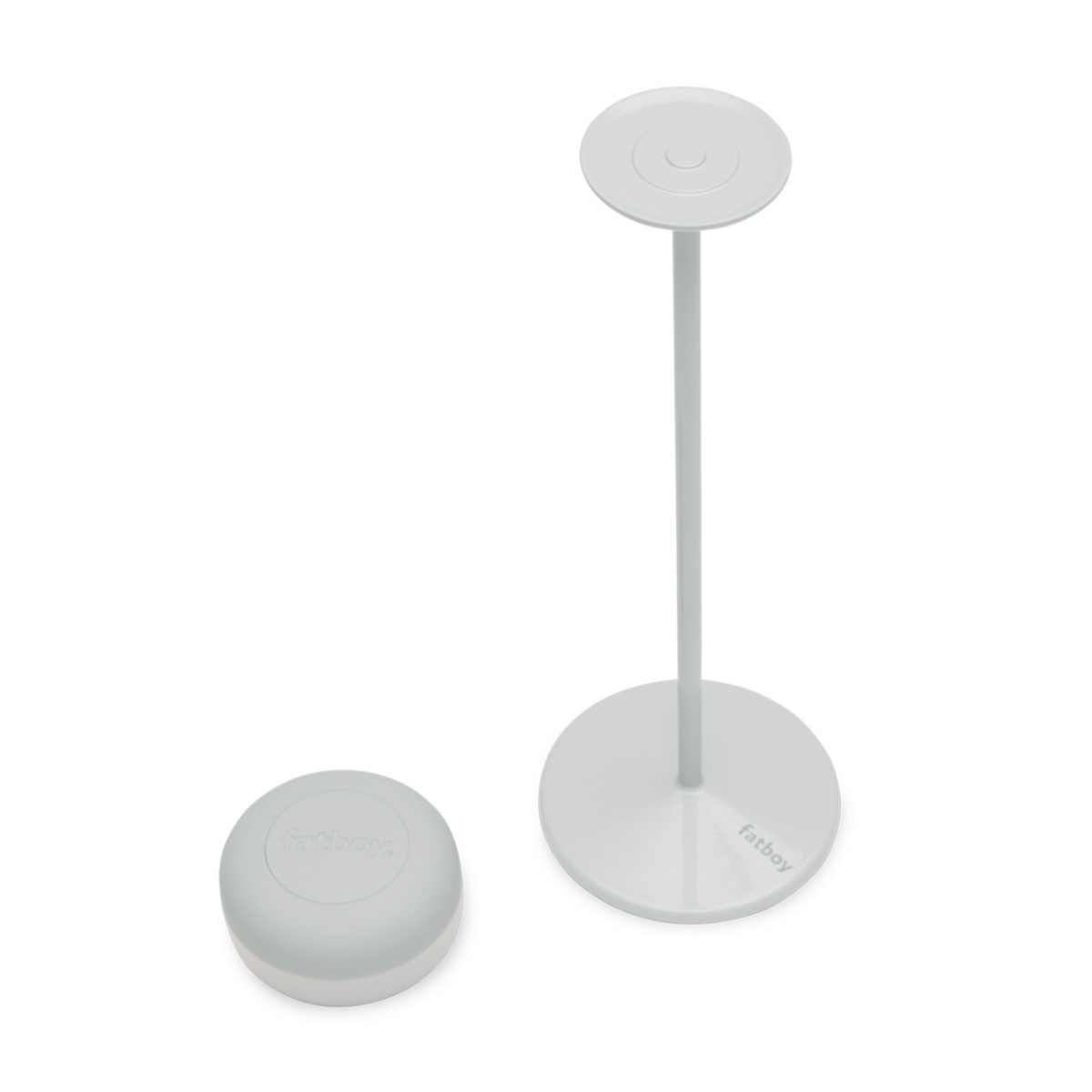 Lampada beige con stelo e lampadina dimerabile staccata. Immagine su sfondo bianco