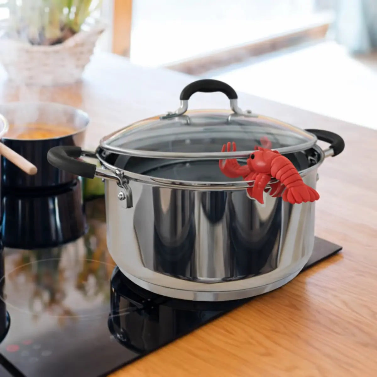 Larry l'aragosta che sorregge il coperchio in cottura