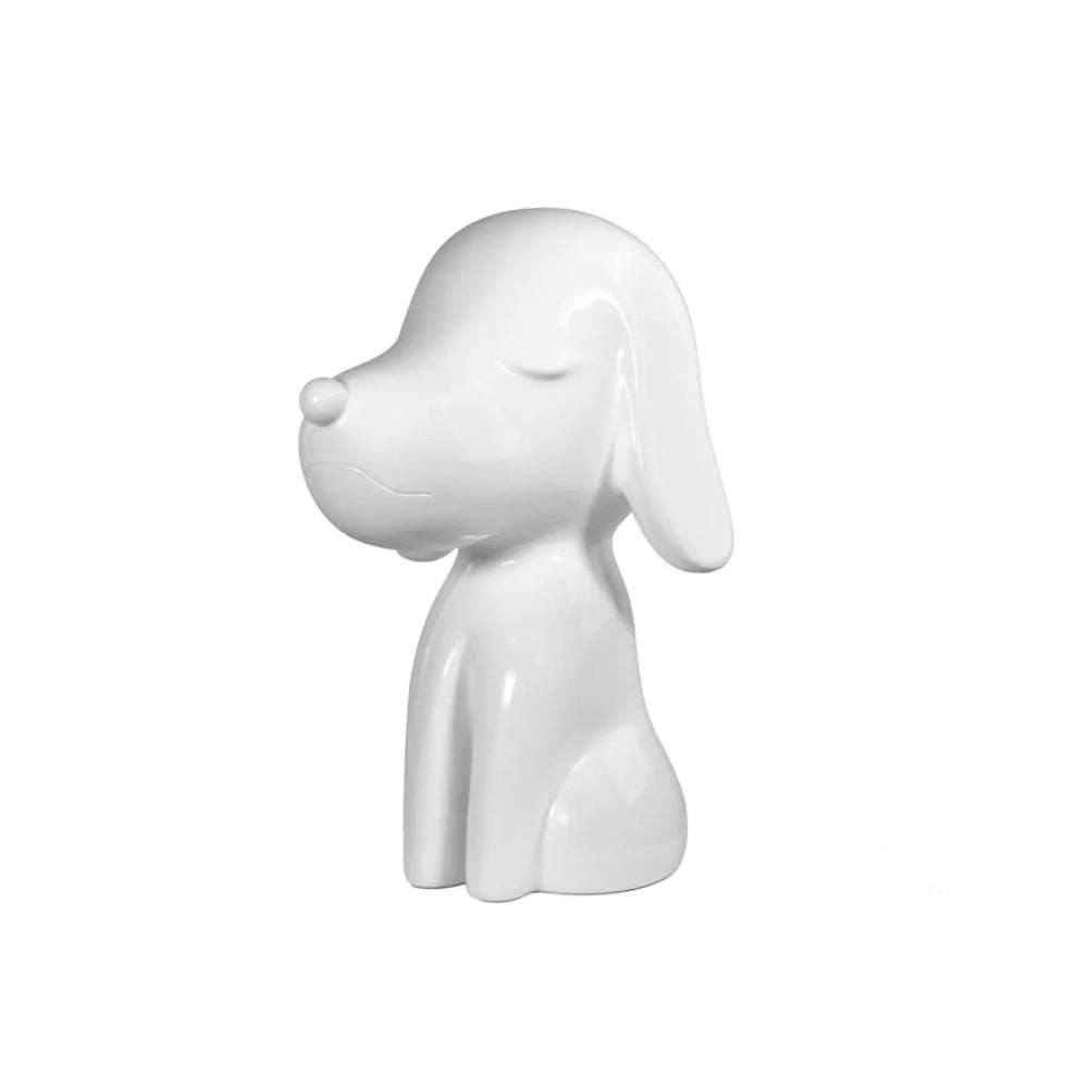 Lato Fronte statua bianca a forma di cane, con occhi naso e bocca. Sfondo bianco