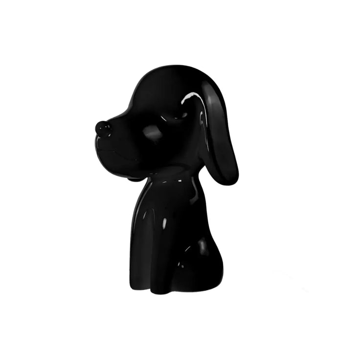 Lato Fronte statua nera a forma di cane, con occhi naso e bocca. Sfondo bianco