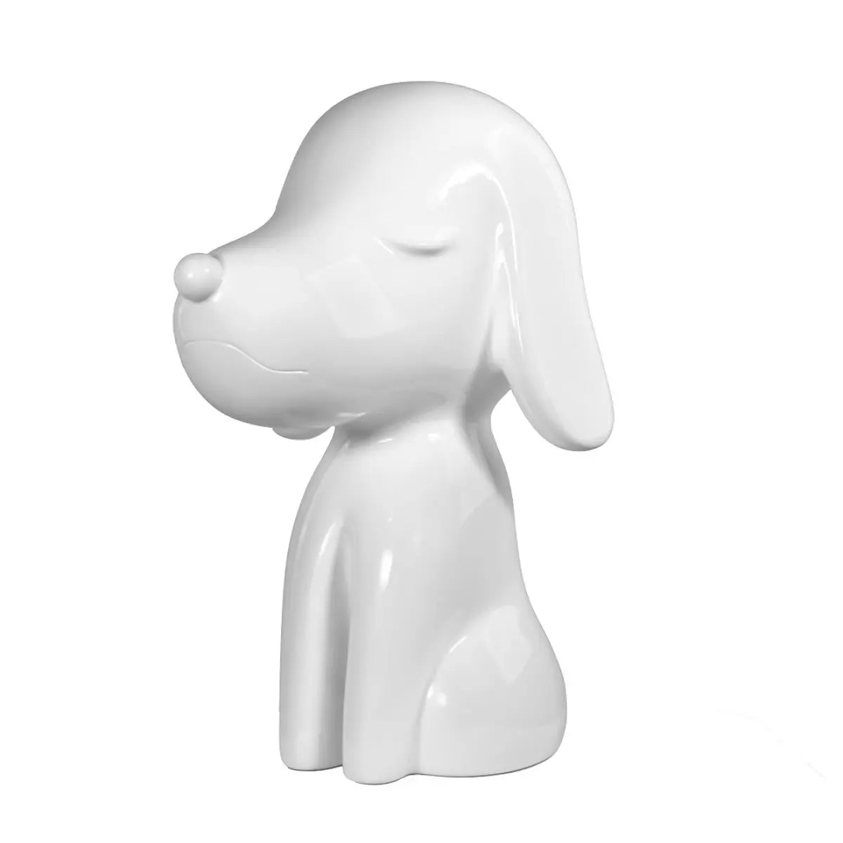 Lato fronte statua bianca a forma di cane, con occhi naso e bocca. Sfondo bianco