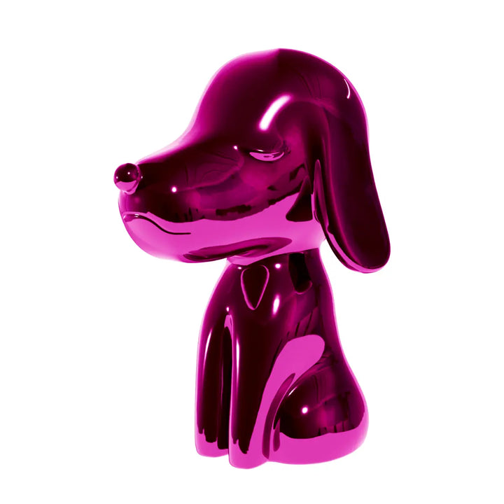 Lato Fronte statua fuxia a forma di cane, con occhi naso e bocca. Sfondo bianco
