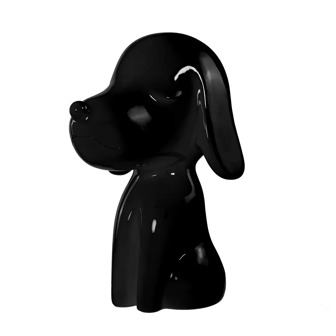 Lato Fronte statua nera a forma di cane, con occhi naso e bocca. Sfondo bianco
