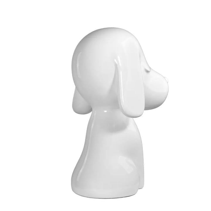 Lato Retro statua bianca a forma di cane, con occhi naso e bocca. Sfondo bianco