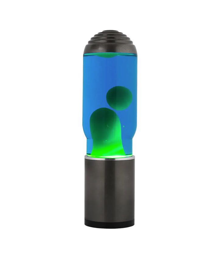 Lava Lamp blu con bolle verdi. Base e tappo in metallo. Immagine su sfondo bianco.