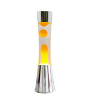 Lava Lamp trasparente con bolle arancioni. Base e tappo in metallo. Sfondo bianco.