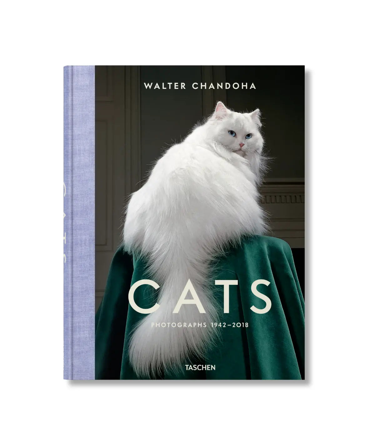 Copertina libro con gatto bianco. Scritte Cats, Photographs 1942-2018, Walter Chandoha. Fondo bianco