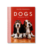 Copertina libro rossa con due Beagle. Scritte bianche Dogs, Walter Chandoha Photograf. Sfondo bianco