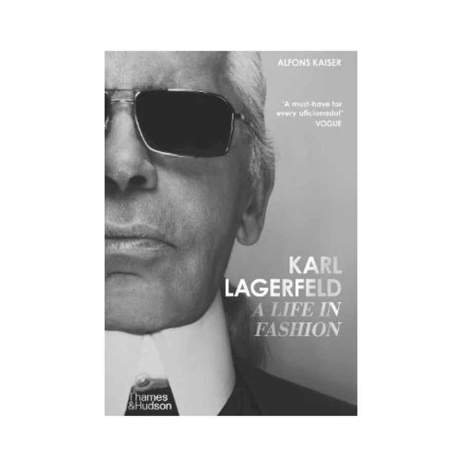Copertina in bianco e nero con mezzo viso di Karl Lagerfeld, titolo A Life In Fashion. Sfondo bianco
