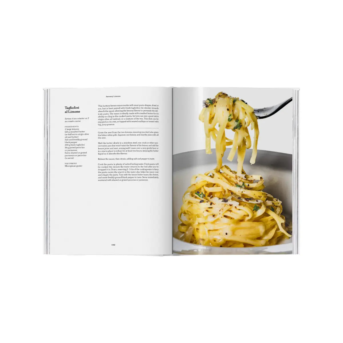 Pagine interne libro limone con ricetta tagliolini al limone. Sfondo bianco