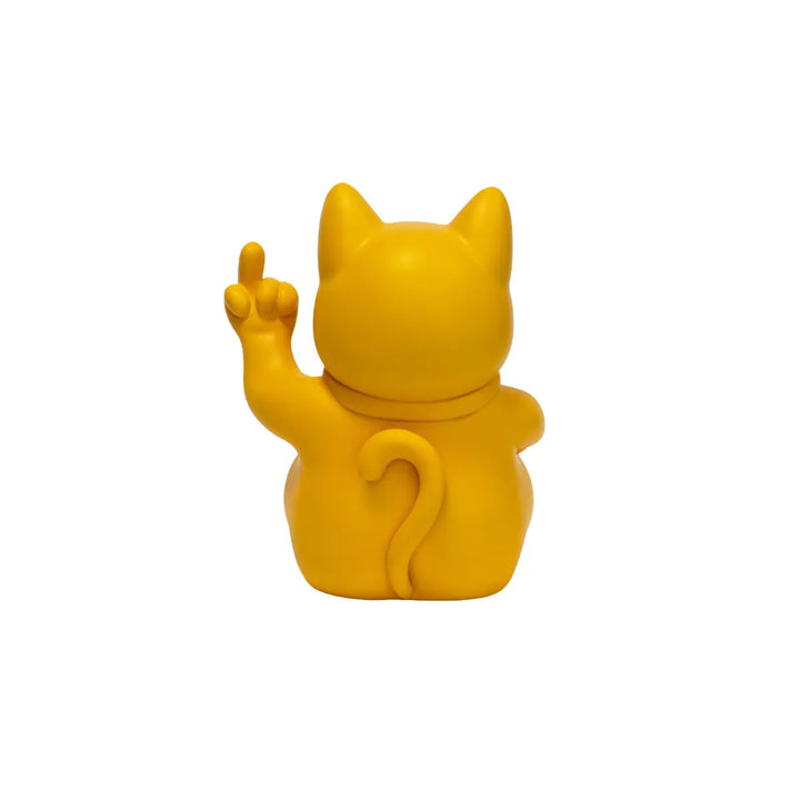 Statuina di Maneki Neko o lucky cat giallo opaco moderna e anticonvezionale vista da dietro