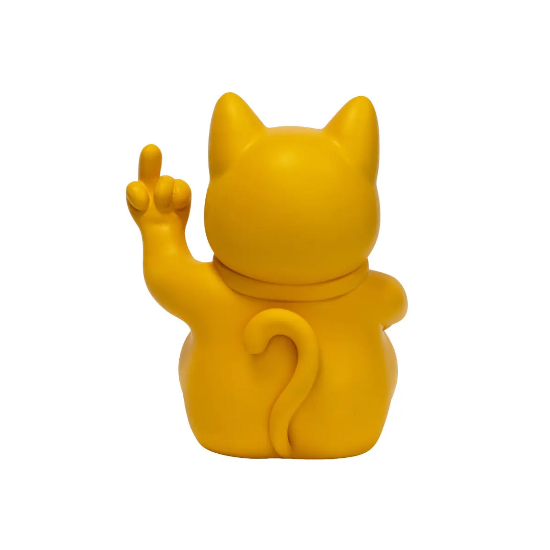 Statuina di Maneki Neko o lucky cat giallo opaco moderna e anticonvezionale vista da dietro