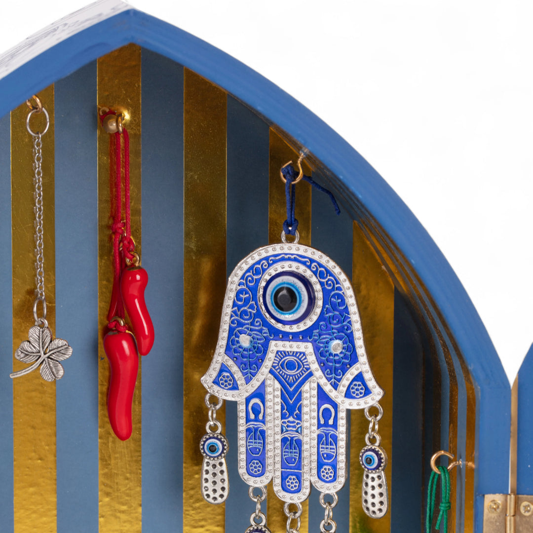 Dettaglio dell'interno del Lucky Temple di Seletti. Ci sono dei peperoncini rossi, un quadrifoglio e una mano di Fatima