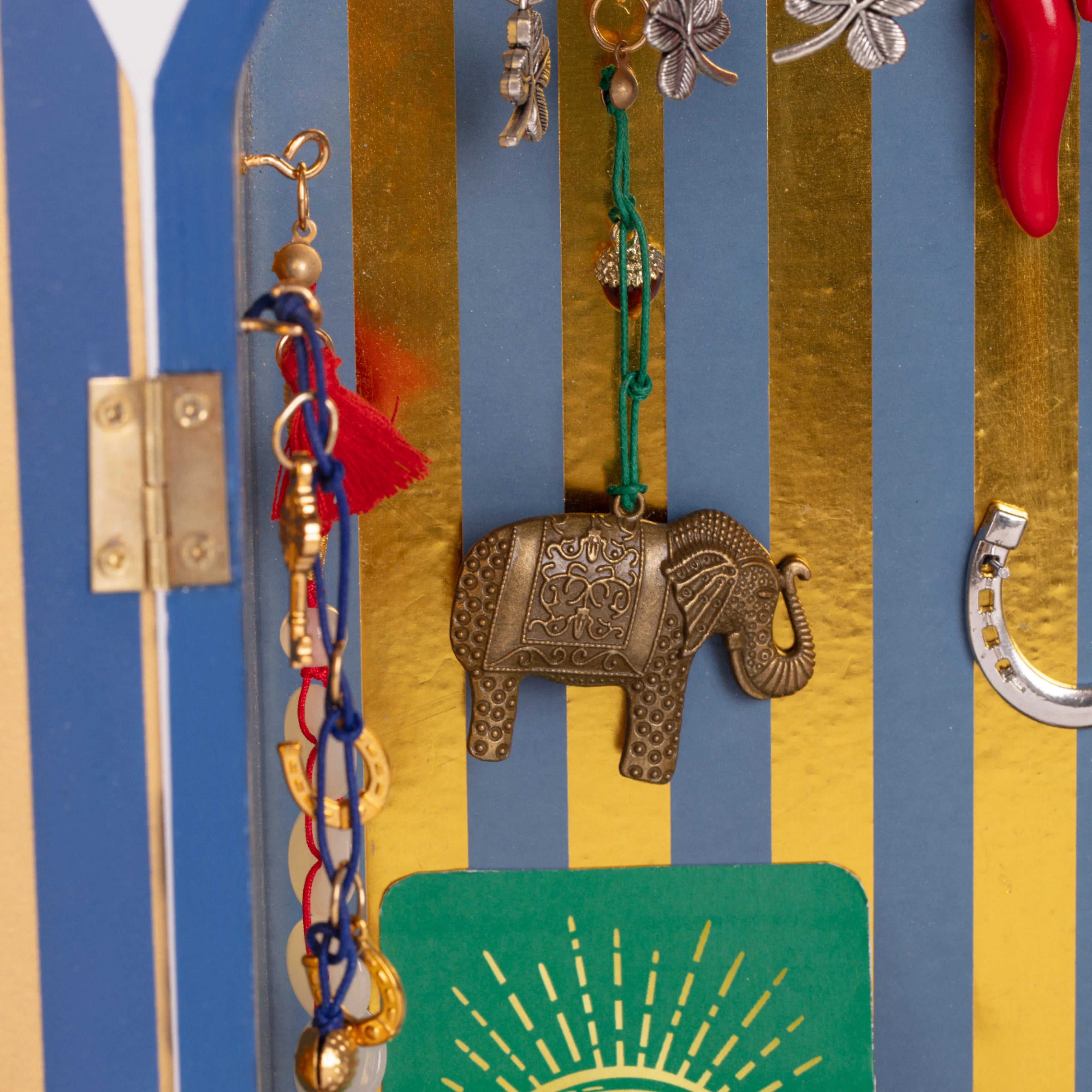 Dettaglio dell'interno del Lucky Temple di Seletti. Ci sono dei ciondoli con il ferro di cavallo, con i quadrifogli e un elefante portafortuna