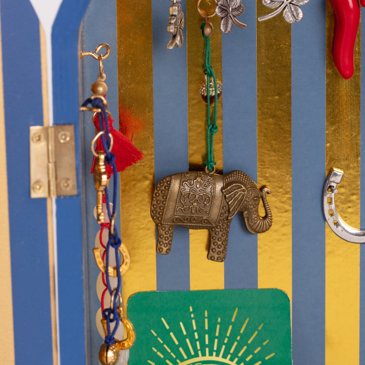 Dettaglio dell'interno del Lucky Temple di Seletti. Ci sono dei ciondoli con il ferro di cavallo, con i quadrifogli e un elefante portafortuna