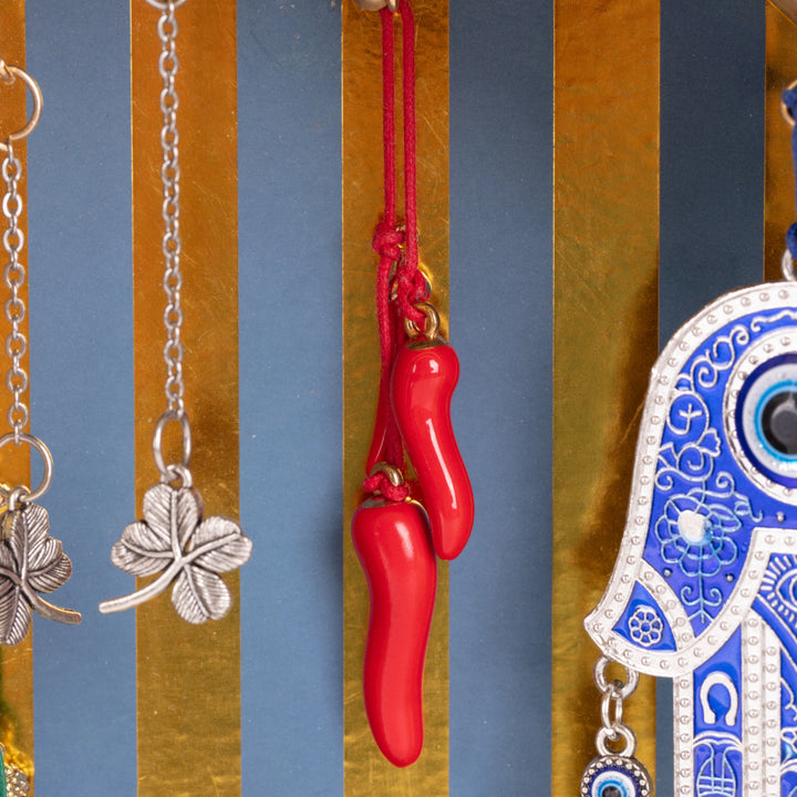 Dettaglio dell'interno del Lucky Temple di Seletti. Ci sono dei peperoncini rossi, un quadrifoglio e una mano di Fatima