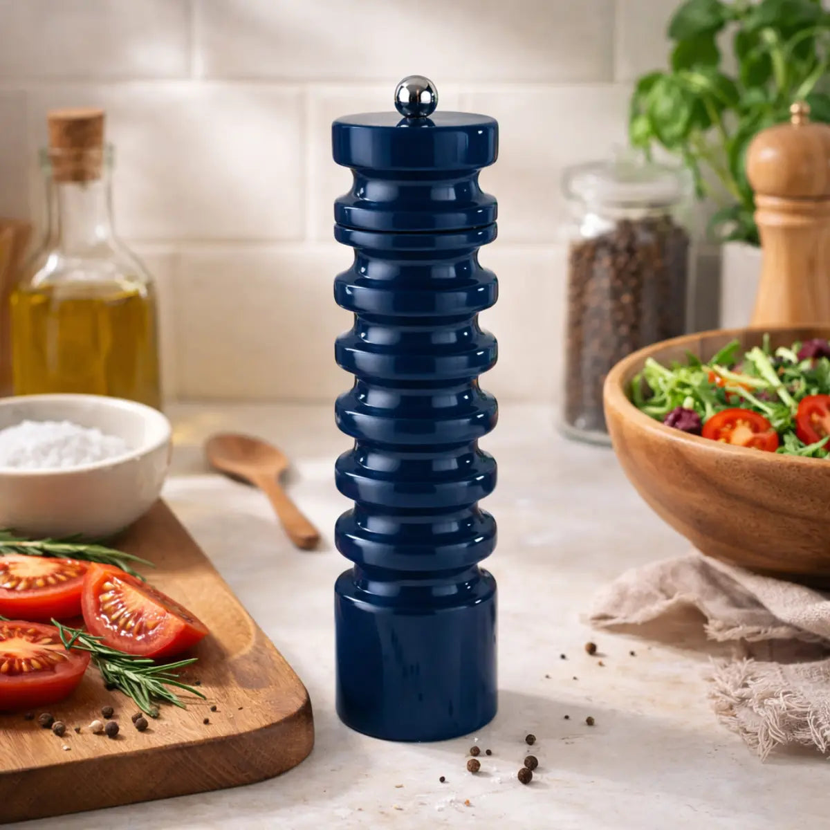 Macina sale e pepe in legno laccato blu posizionato su un piano cucina.