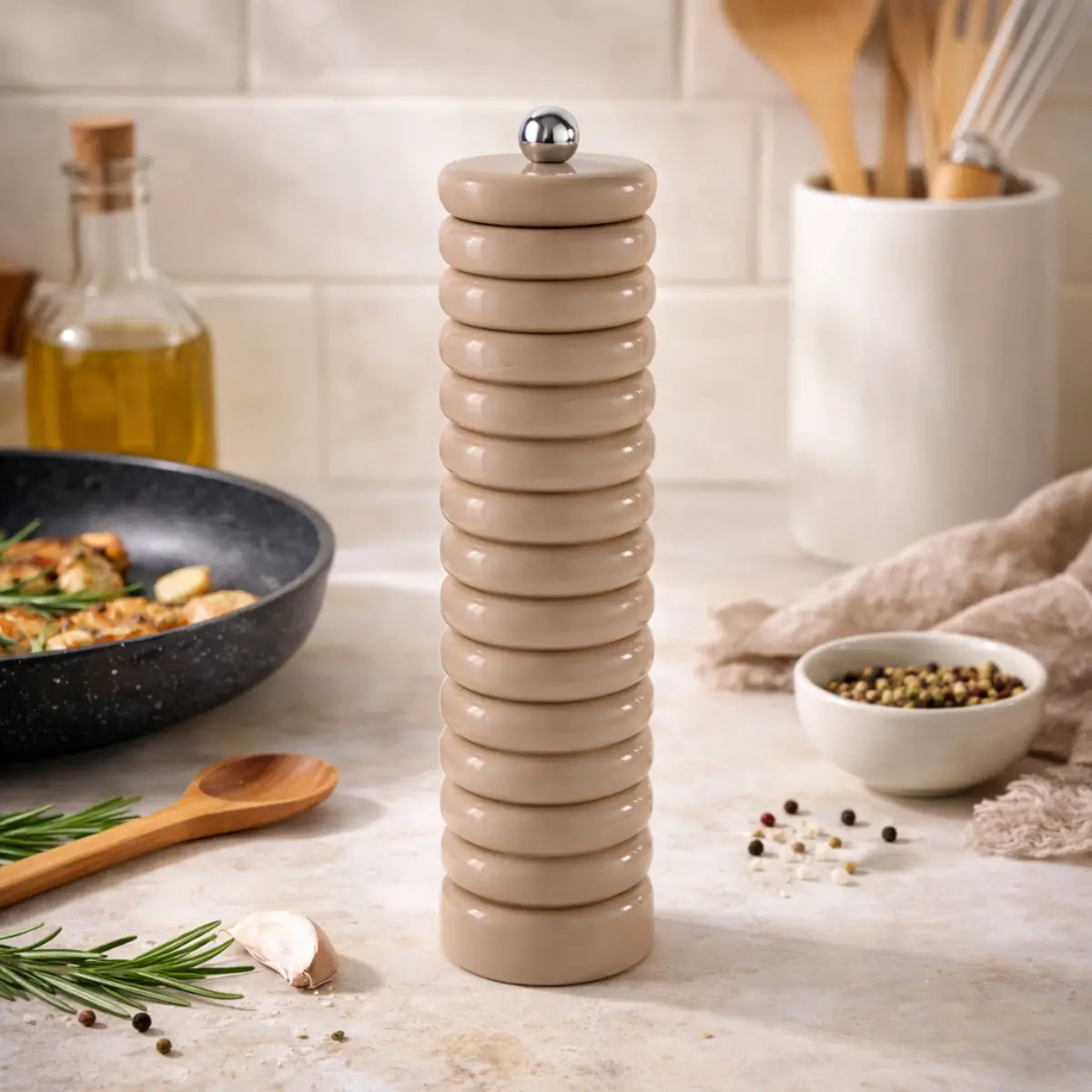 Macina pepe in legno laccato grigio posizionato su un piano cucina