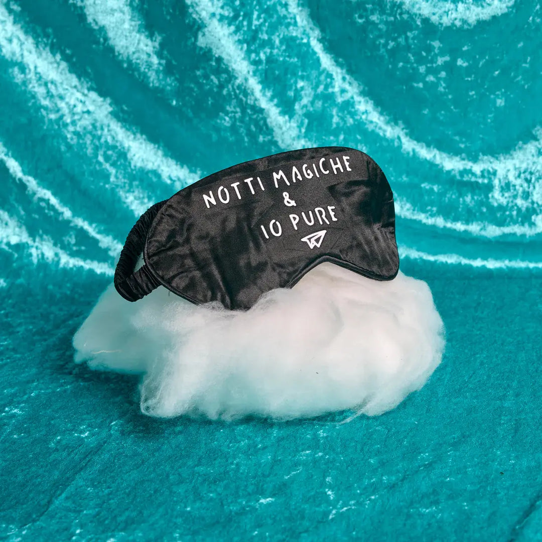 Mascherina per dormire nera con scritta bianca notti magiche e io pure