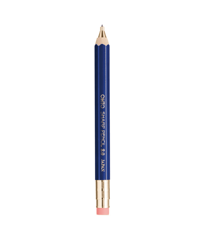 Matitone blu con gomma e mina grigia. Scritta Ohto, Japan, 2.0, Sharp Pencil. Sfondo bianco.