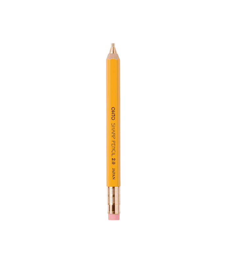 Matitone giallo con gomma. Scritta Ohto, Japan, 2.0, Sharp Pencil. Immagine su sfondo bianco.