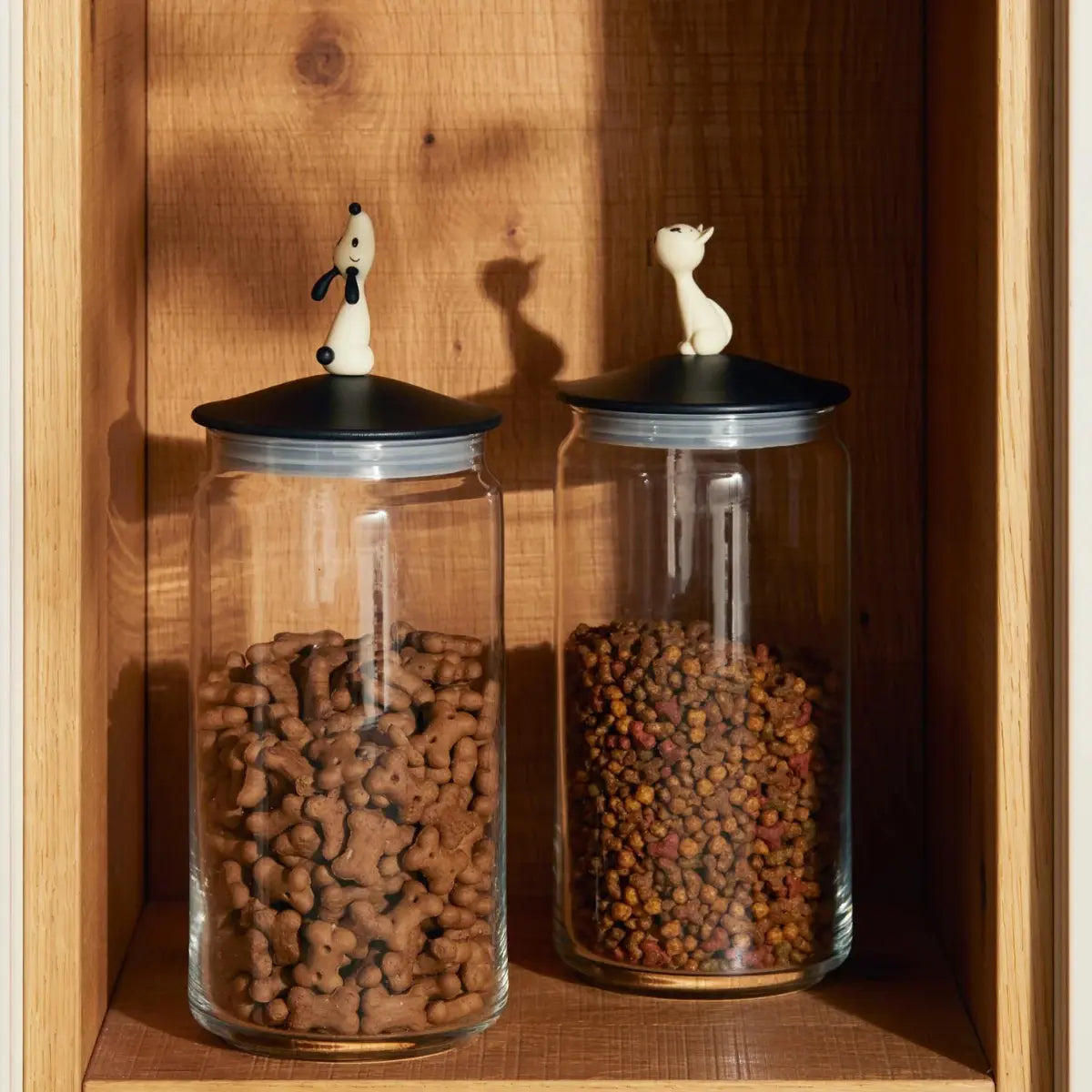 Contenitore per snack gatto con coperchio nero e manopola a forma di gatto bianco
