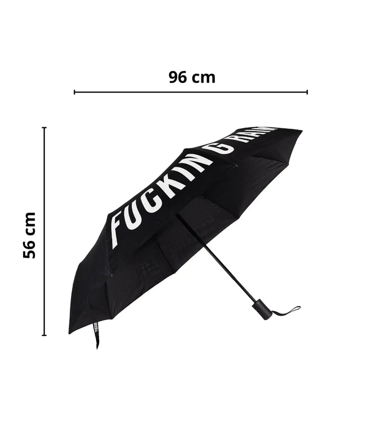 Ombrello nero con scritta bianca Fucking Rain . Misure h 56 L 96 cm. Sfondo bianco