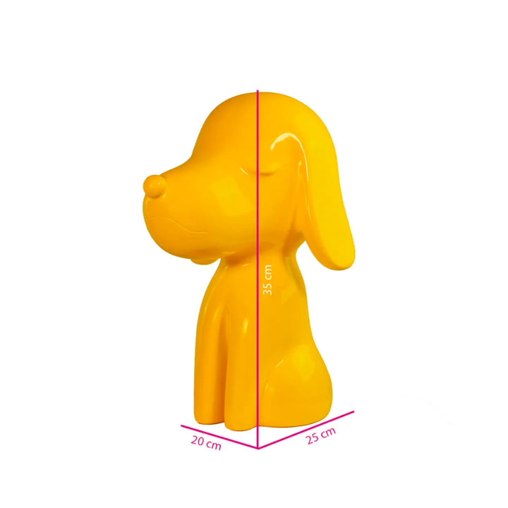 Statua gialla a forma di cane, con occhi naso e bocca. Altezza profondità e larghezza. Sfondo bianco
